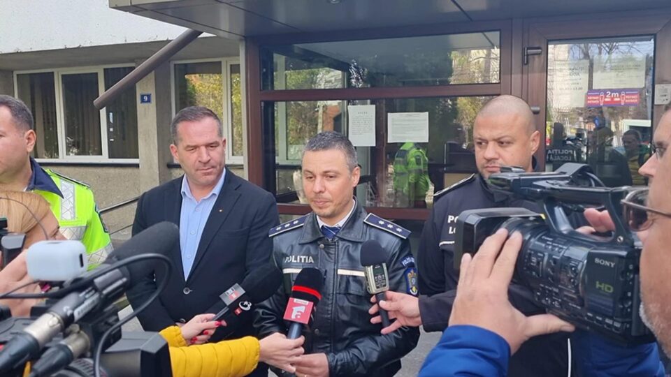 Comisarul-șef Ionuț Epureanu a declarat că de la începutul acestui an colegii săi au aplicat aproape 30.000 de sancțiuni contravenționale și au constatat 1.200 de infracțiuni la regimul rutier Comisarul-șef Ionuț Epureanu a declarat că de la începutul acestui an colegii săi au aplicat aproape 30.000 de sancțiuni contravenționale și au constatat 1.200 de infracțiuni la regimul rutier