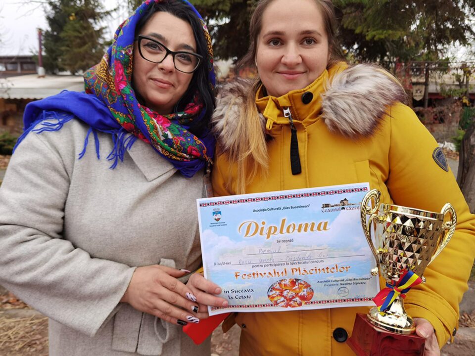 Ionela Roșu (dreapta), cea care a obținut premiul I la concursul culinar „Plăcinte ca-n Bucovina”