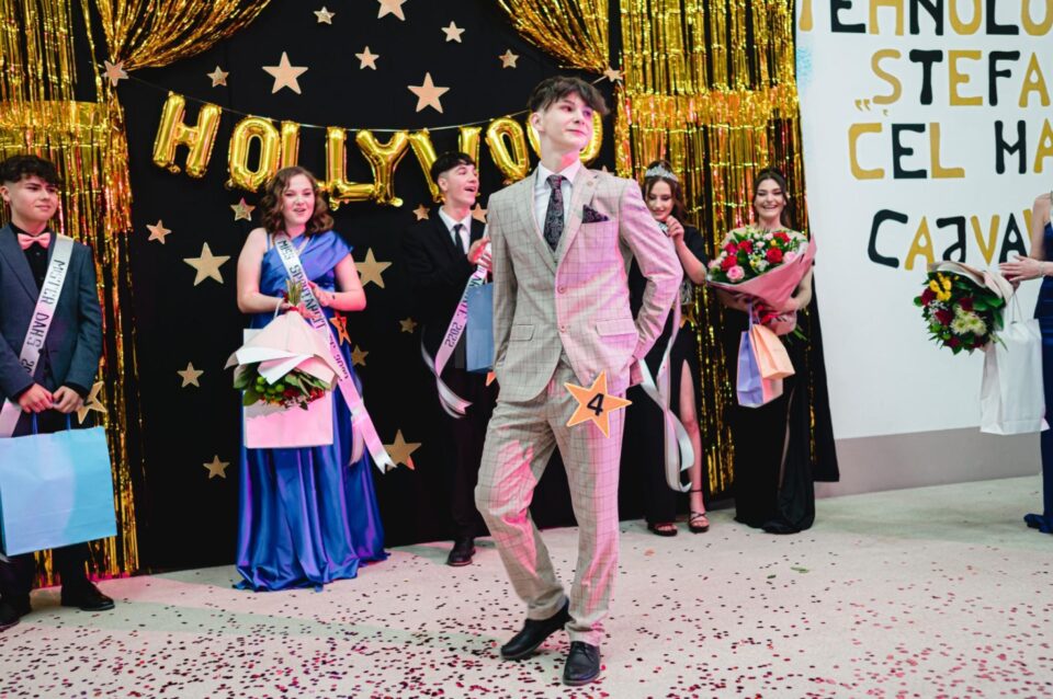 Liceul Tehnologic din Cajvana și-a desemnat cei mai talentați boboci, într-un spectacol intitulat „Hollywood”. Foto Slevoacă Florin