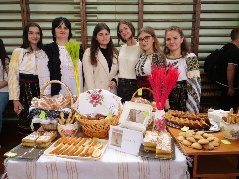 Coordonatorul proiectului, prof. dr. Aurica Daneliuc, în mijlocul elevilor Colegiului Tehnic Rădăuți