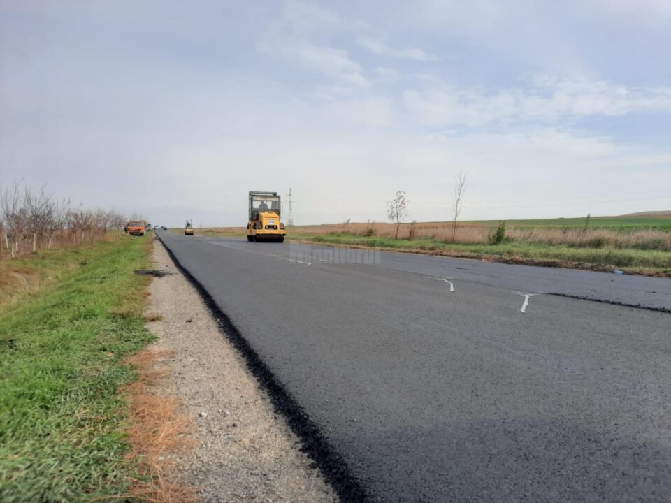 Drumul național Suceava – Dorohoi, prin Adâncata, în stare foarte bună, după ani de zile. Foto DRDP Iași