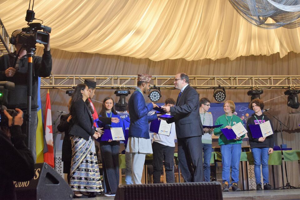 Elevii premiați alături de profesorii coordonatori și inspectorul general