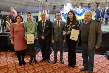 Elevii premiați alături de profesorii coordonatori și inspectorul general