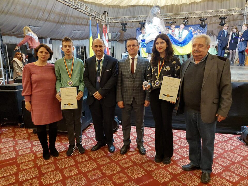 Elevii premiați alături de profesorii coordonatori și inspectorul general