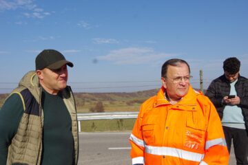 Gheorghe Flutur și primarul comunei Slatina, Vlăduț Gherman