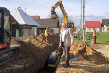 Primarul Vasile Iliuț spune că este mulțumit de modul în care constructorii au început lucrările de extindere a rețelelor de apă și canal