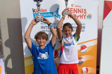 David Dumitru prezintă trofeul câștigat în Spania împreună cu partenera sa de dublu