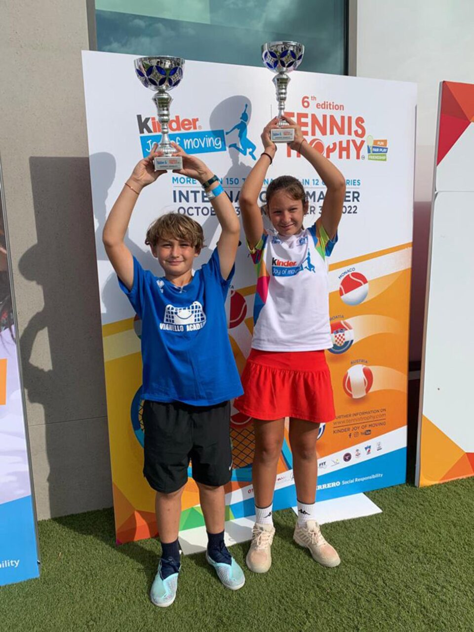 David Dumitru prezintă trofeul câștigat în Spania împreună cu partenera sa de dublu David Dumitru prezintă trofeul câștigat în Spania împreună cu partenera sa de dublu