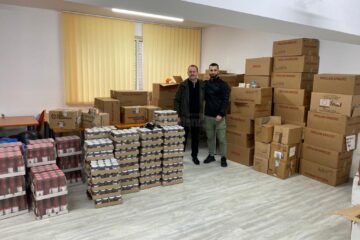 Haine și patru tone de alimente oferite unor copii cu probleme, cu sprijinul unei fundații din Italia