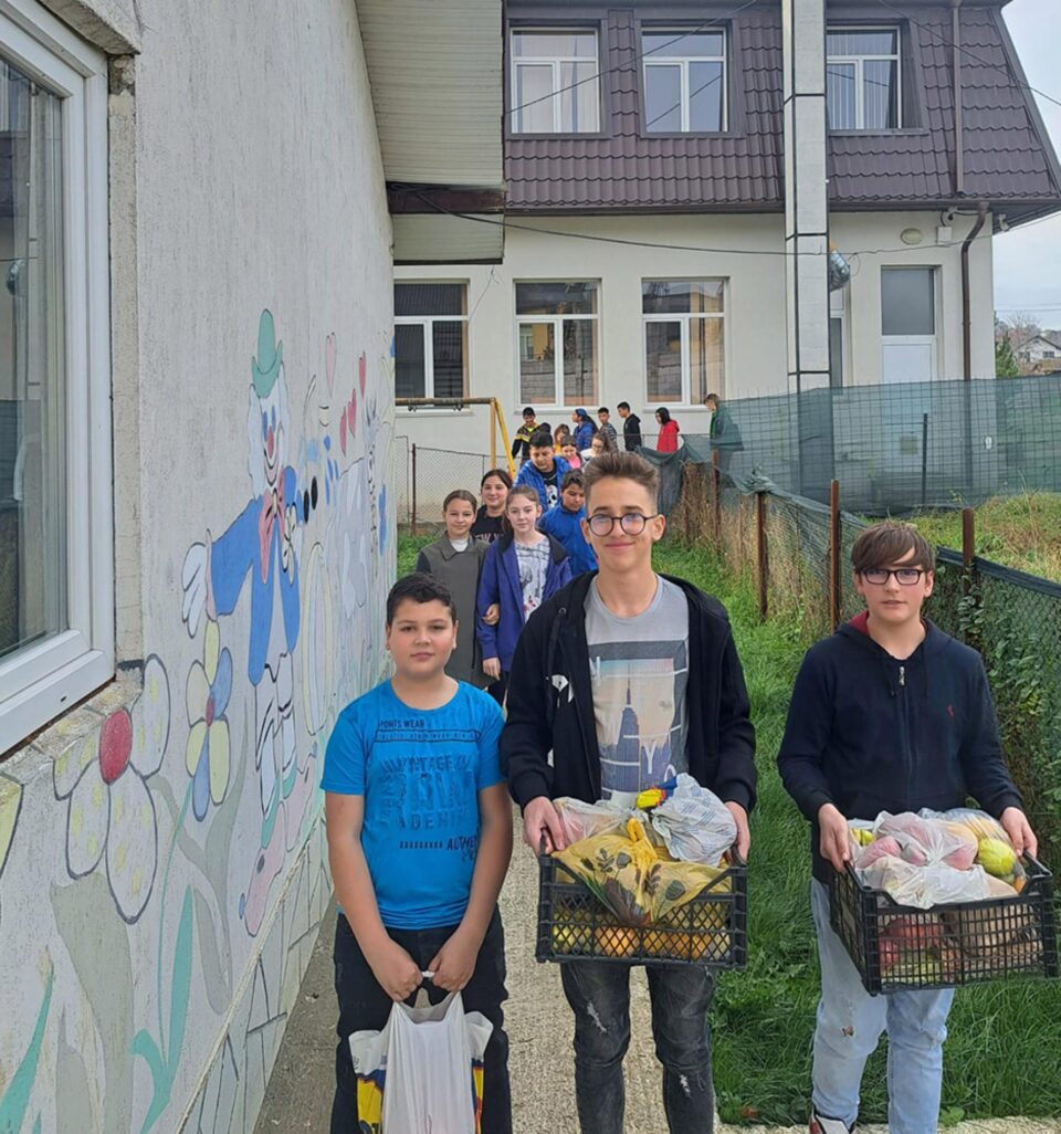 Elevii școlii din Șcheia au donat fructe și legume copiilor instituționalizați