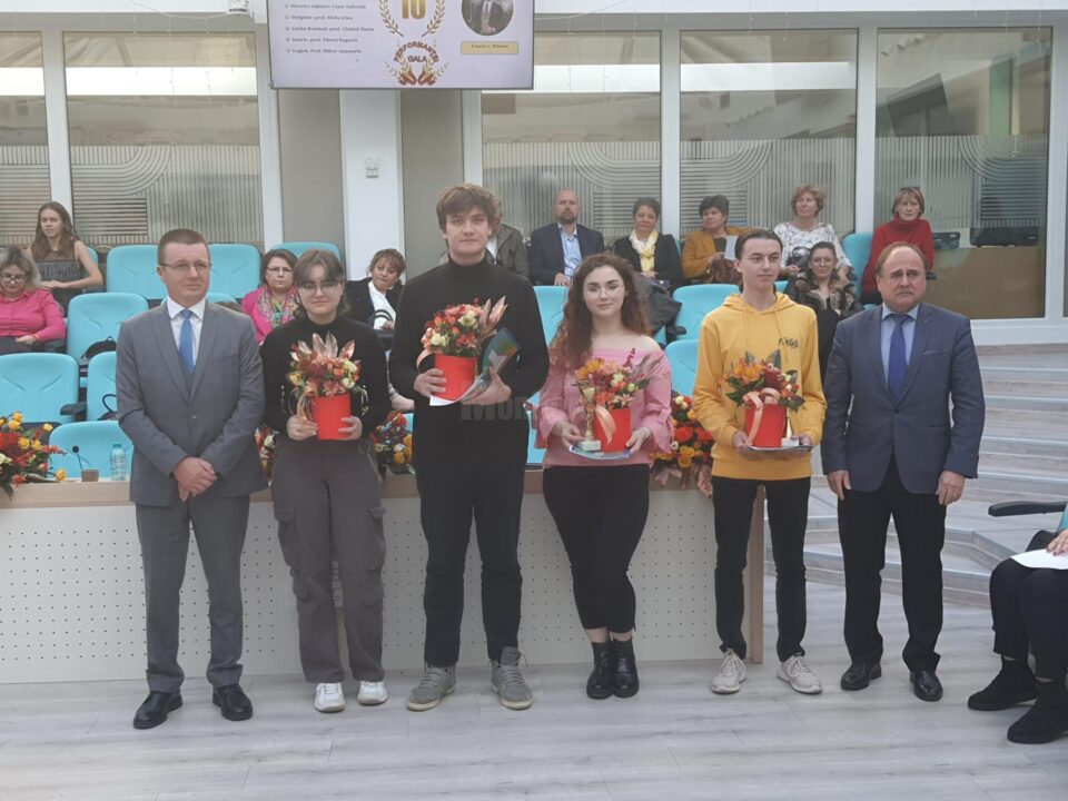 Elevi cu 10 la bacalaureat, premiati de IȘJ