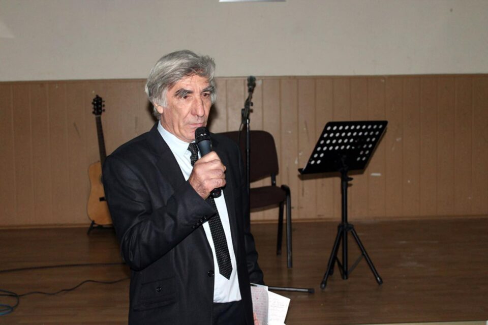Costel Bephu la lansarea volumului „Erupții …de toamnă”, în cadrul Cenaclului Literar Nicolae Labiș Costel Bephu la lansarea volumului „Erupții …de toamnă”, în cadrul Cenaclului Literar Nicolae Labiș