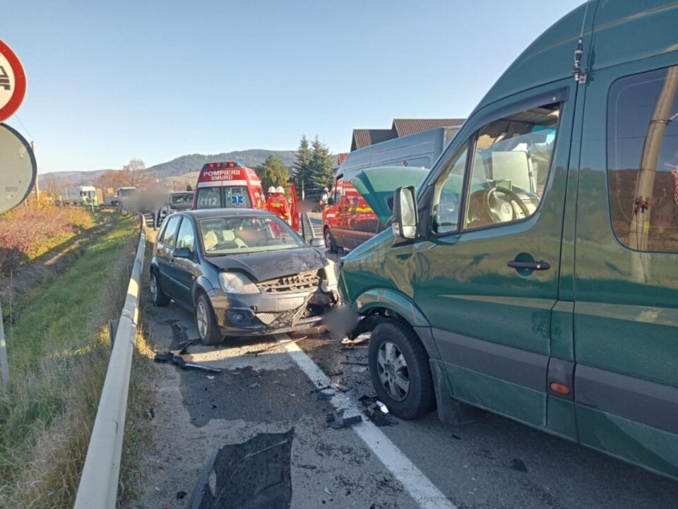 Carambol la Frasin și trafic blocat pe DN 17