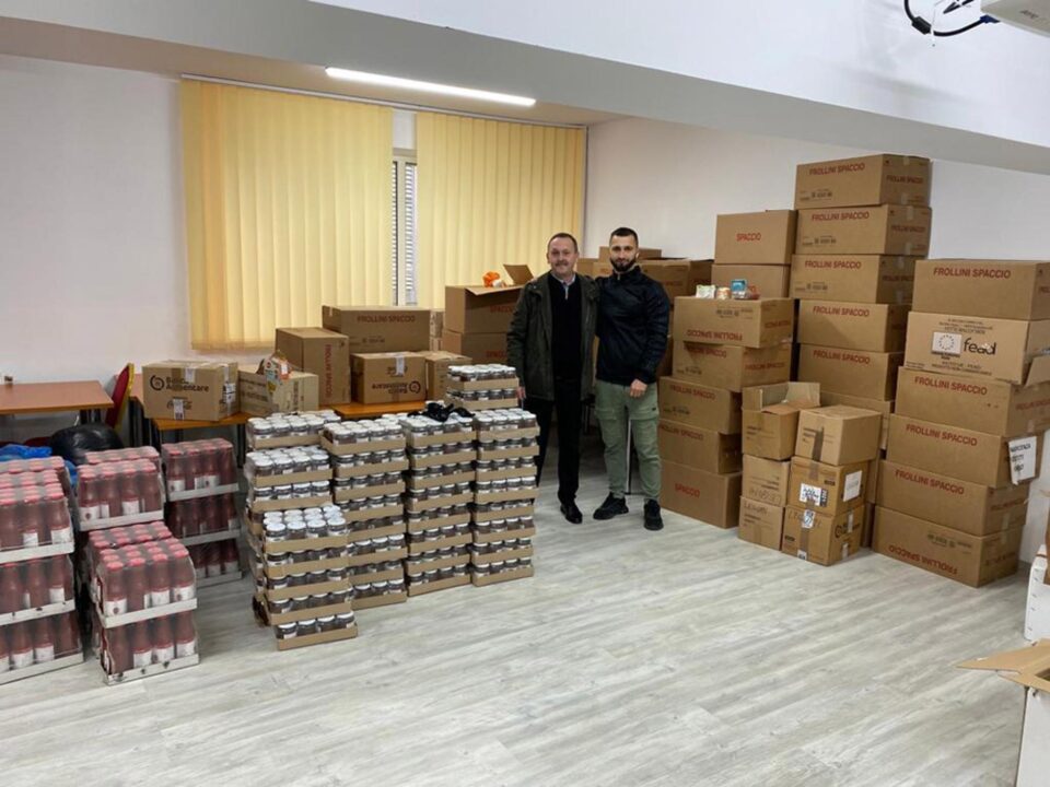 Haine și patru tone de alimente oferite unor copii cu probleme, cu sprijinul unei fundații din Italia