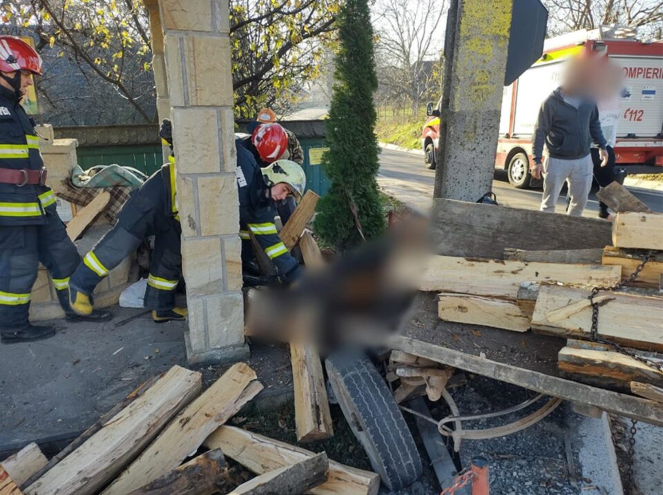 Căruțaș rănit grav și cal mort după ciocnirea cu o troiță
