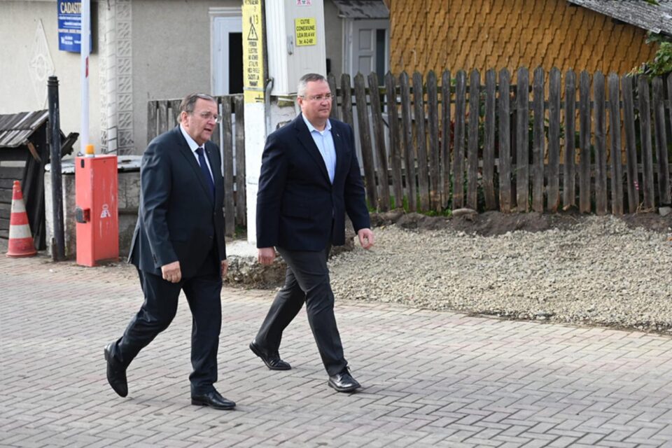 Prim-ministrul României, Nicolae Ciucă, și președintele CJ Suceava, Gheorghe Flutur