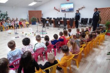 Activități educative din cadrul proiectului ,,Micii pietoni”, la Grădinița Prichindel