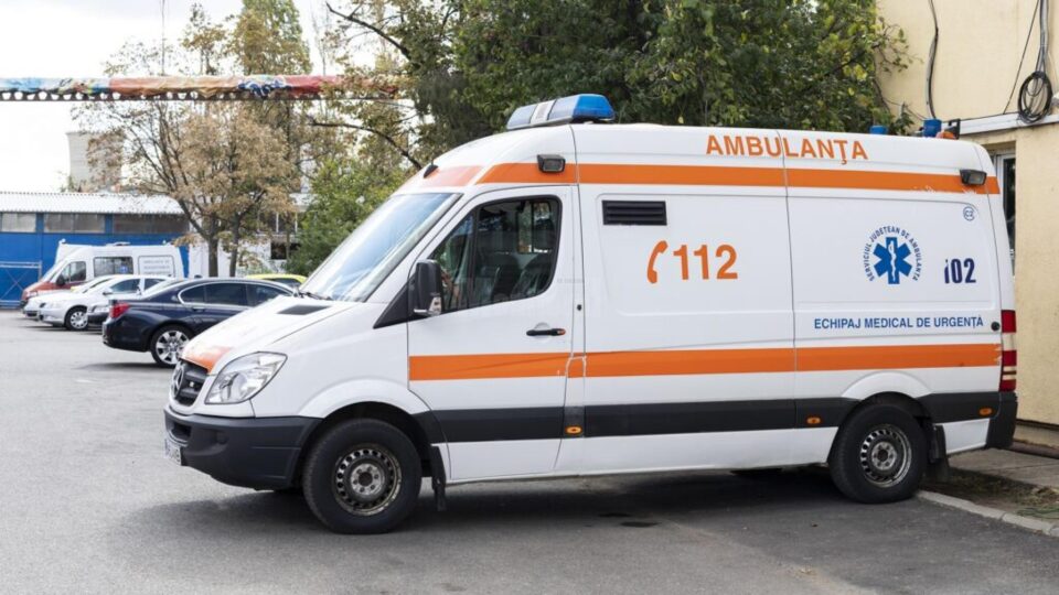 O ambulanță l-a preluat pe tânăr și l-a adus la Spitalul Județean Suceava