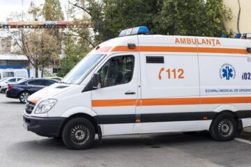 O ambulanță l-a preluat pe tânăr și l-a adus la Spitalul Județean Suceava