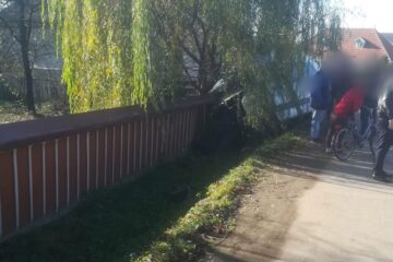 Șoferul microbuzului în care erau zece pasageri nu a fost atent la o curbă