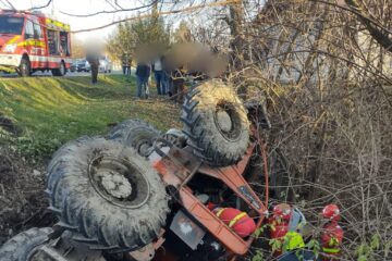 Bărbat rănit după ce s-a răsturnat cu TAF-ul o într-un șanț de pe marginea unui drum din Rîșca