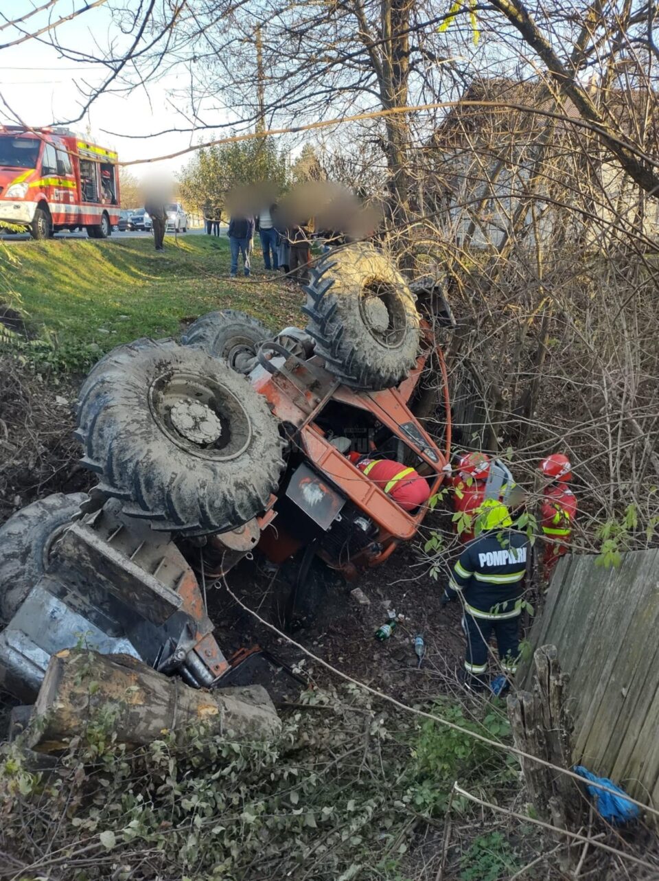 Bărbat rănit după ce s-a răsturnat cu TAF-ul o într-un șanț de pe marginea unui drum din Rîșca