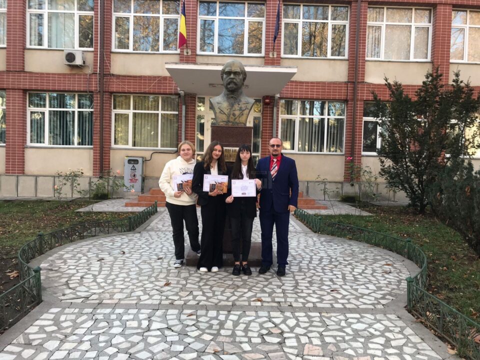 Doi elevi ai Colegiului ”E. Hurmuzachi” și-au adjudecat Premiul I la un concurs de istorie Doi elevi ai Colegiului ”E. Hurmuzachi” și-au adjudecat Premiul I la un concurs de istorie