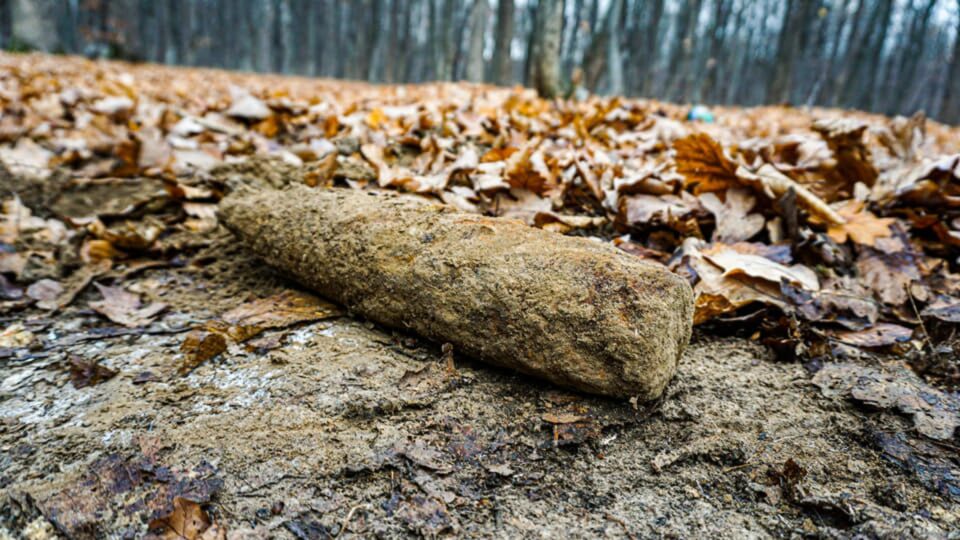 Proiectil din al Doilea Război Mondial, găsit în pădure la Adâncata