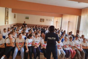 Peste 150 de elevi au participat la proiectul ”Fii isteț pe internet”