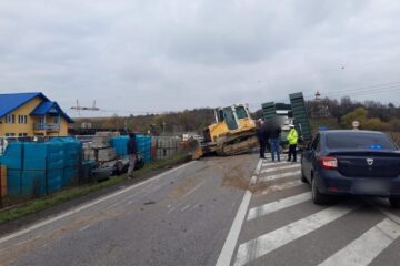 Utilajul a căzut de pe platforma tirului