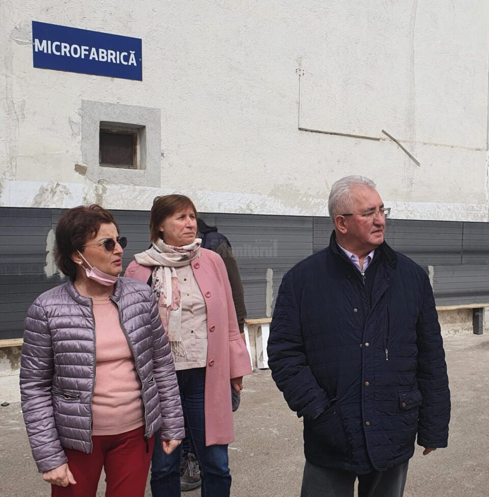 Primarul Ion Lungu a verificat în teren stadiul de realizare a modernizării Microfabricii, care se face pe fonduri europene
