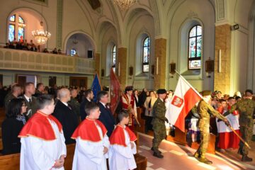 Soldații polonezi au adus steagurile în biserică