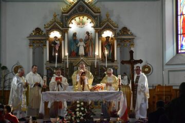 Liturghia a fost oficiată de mai mulți preoți
