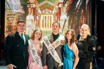 Miss și Mister Boboc, alături de organizatori. Foto Doru CLIPA
