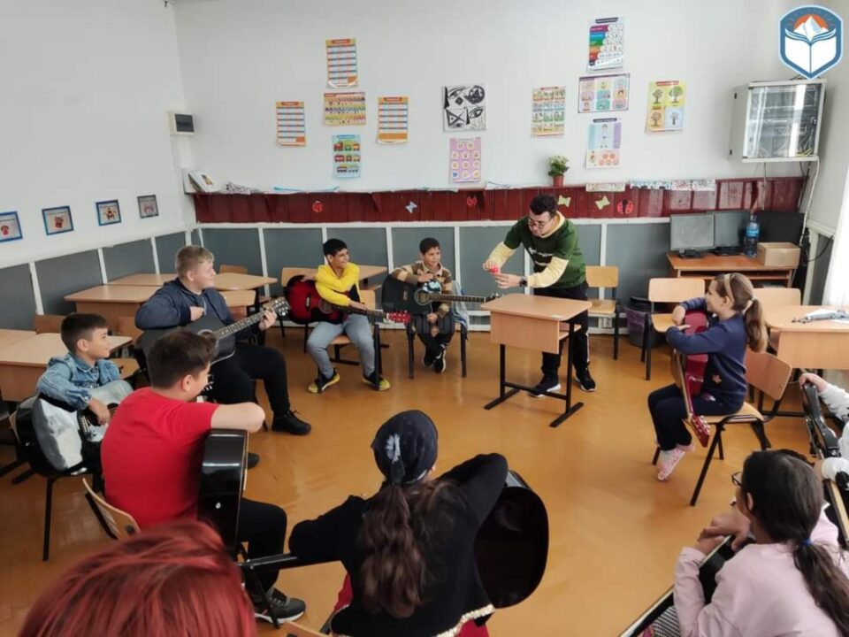 Cursuri gratuite de chitară organizate pentru copii din medii defavorizate 1