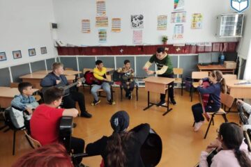 Cursuri gratuite de chitară organizate pentru copii din medii defavorizate 1
