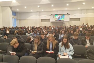 Liceenii de la Filadelfia au citit tot Noul Testament în mai puțin de 15 minute