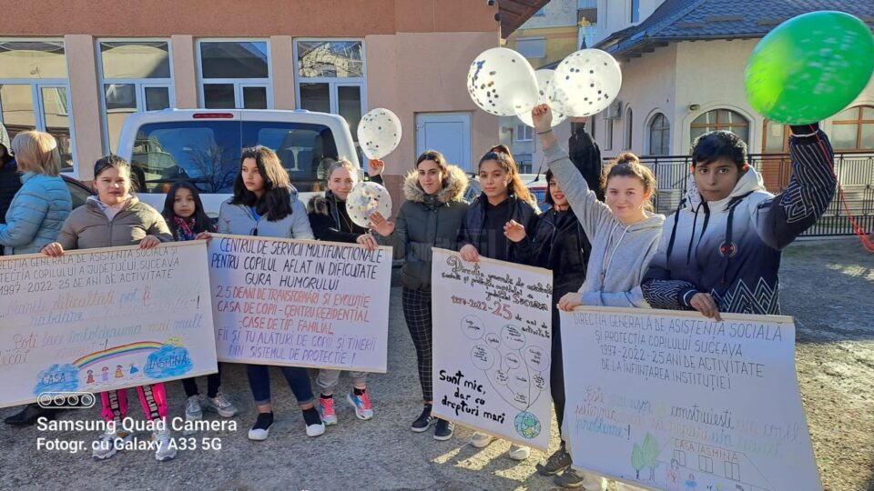 Peste 70 de elevi de la mai multe școli din Gura Humorului, printre care și copii și tineri din sistemul de protecție, au participat la un marș al bucuriei