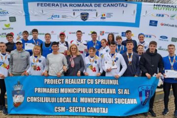 Fosta mare campioană Elisabeta Lipa, în mijlocul canotorilor de la CSM Suceava