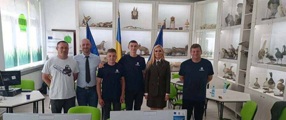Profesori alături de cei doi elevi care vor reprezenta colegiul la campionatul european Profesori alături de cei doi elevi care vor reprezenta colegiul la campionatul european