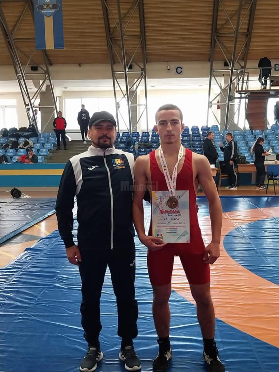 Antrenorul Andrei Bolohan alături de sportivul Alin Capră