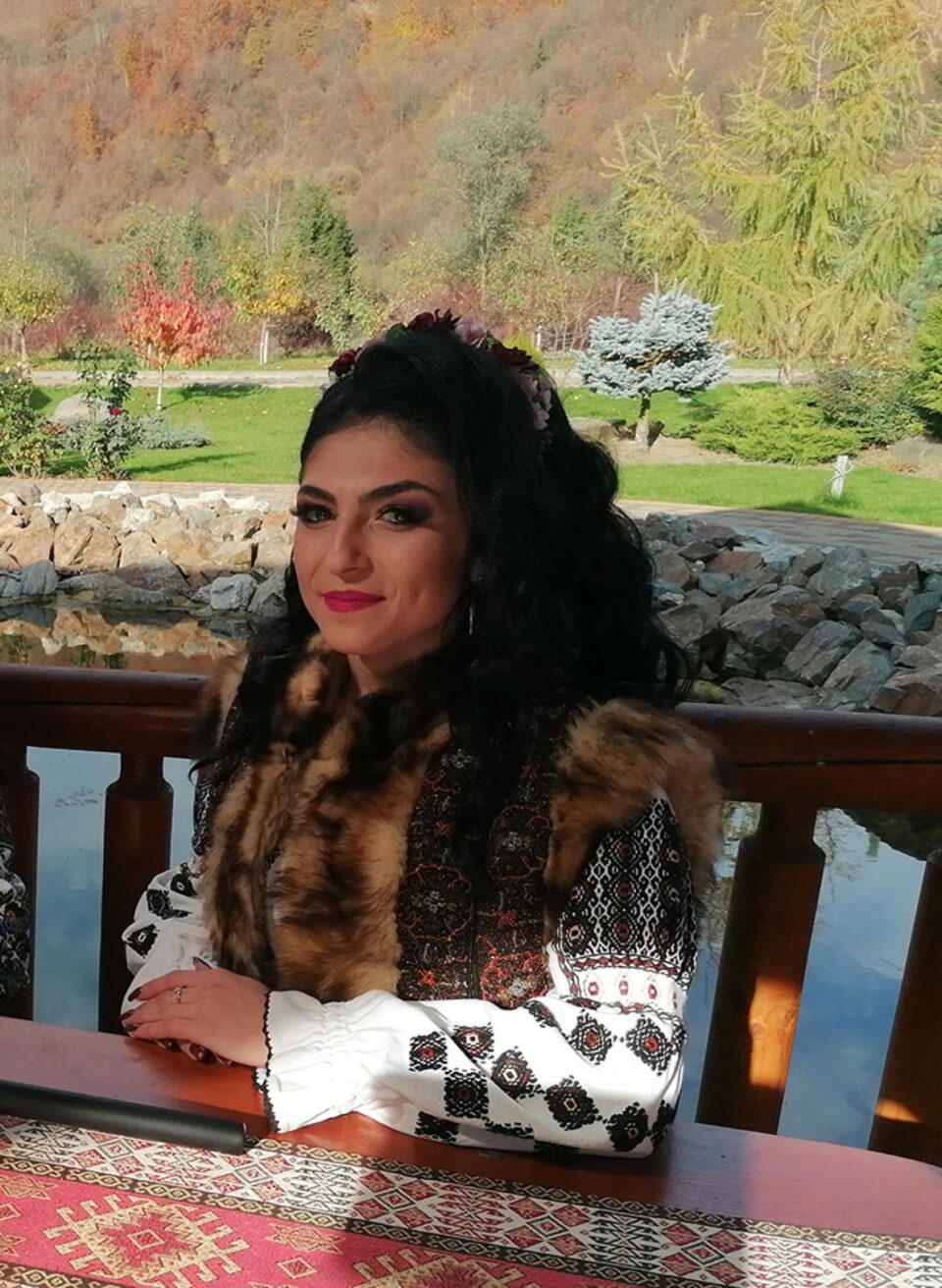 Profesoara Mihaela Florea, interpretă de muzică populară, a lansat recent două piese noi Profesoara Mihaela Florea, interpretă de muzică populară, a lansat recent două piese noi