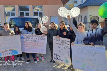 Peste 70 de elevi de la mai multe școli din Gura Humorului, printre care și copii și tineri din sistemul de protecție, au participat la un marș al bucuriei