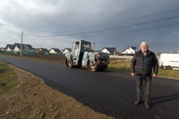 Primarul din Ipotești a inspectat lucrările de asfaltare de pe strada Ciprian Porumbescu