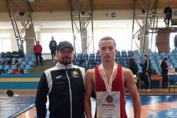 Antrenorul Andrei Bolohan alături de sportivul Alin Capră