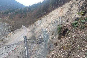 Lucrările de consolidare a versantului de la Holda afectat de alunecări vor începe în câteva zile