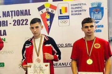 Sebastian Constantin Boambă, în stânga imaginii, pe podiumul Naționalelor