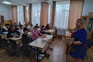 Directorul adjunct Mihaela Apetrei a împărțit mere elevilor la ora de limba română