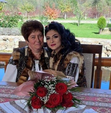 Profesoara Mihaela Florea, interpretă de muzică populară, impună cu mama ei -Paraschiva Florea