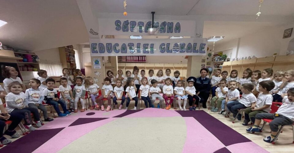 Preșcolarii Grădiniței „1-2-3” au spus ”STOP violenței”, alături de polițiști suceveni Preșcolarii Grădiniței „1-2-3” au spus ”STOP violenței”, alături de polițiști suceveni